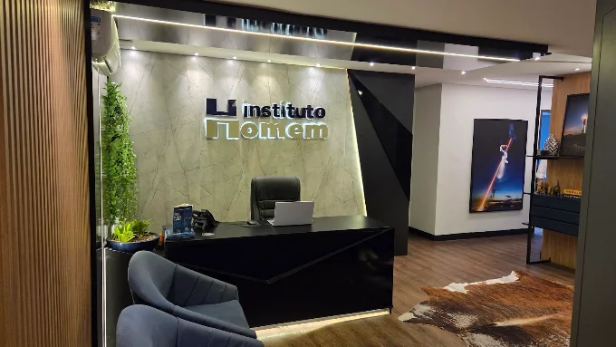 Recepção com logotipo do Instituto Homem Faria Lima